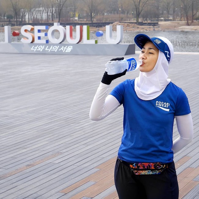 Sama seperti Zeezee, Alya mengenakan Nike Hijab Pro saat berlari. Tak hanya baju dan hijab, Alya juga seringkali memakai aksesori seperti topi olahraga. Foto: Instagram