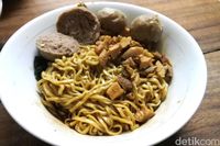 Danau Bakso: Bakso Juicy dan Siomay Gurih Mantap di Tepi Danau