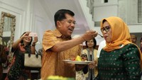 So sweet! Di hari lahirnya ke-74, Jusuf Kala memberi kejutan dan menyuapi Mufidah sesendok nasi kuning. Foto: Twitter @PakJK