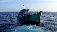 KP Hiu Macan 01 berhasil mengamankan 2 (dua) KIA berbendera Vietnam yang tertangkap tangan sedang melakukan kegiatan illegal fishing di Zona Ekonomi Ekslusif Indonesia (ZEEI) Laut Natuna Utara. Demikian diungkapkan Pelaksana Tugas (Plt) Direktur Jenderal Pengawasan Sumber Daya Kelautan dan Perikanan (PSDKP), Agus Suherman di Jakarta, Selasa (19/3). Dok. Kementerian Kelautan dan Perikanan.