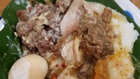Koyor dicampur gudeg dan sambal goreng krecek dan ioir telur. Mantap! Foto: Instagram @omahlondo_angkringan