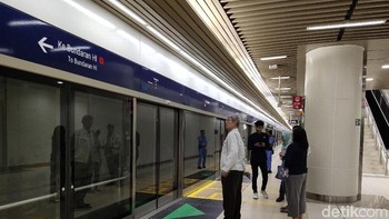 Saat memotret di ruang dalam stasiun. Foto: Adi Fida Rahman/detikINET