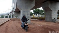 Lokasi lahan parkir tersebut tak berada di dalam stasiun, tapi dijanjikan tak jauh dari stasiun.