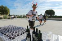 Serunya Lari Maraton Sambil Minum Wine dan Makan Keju 