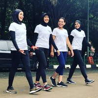 Tak banyak hijabers yang turun di kompetisi marathon. Lari sepanjang 42,195 kilometer tentu bukan sesuatu yang mudah apalagi bagi mereka yang berhijab. Namun, tiga artis berhijab Indonesia yaitu Alya Rohali, Zeezee Shahab, dan Soraya Larasati menerima tantangan tersebut. Foto: Instagram
