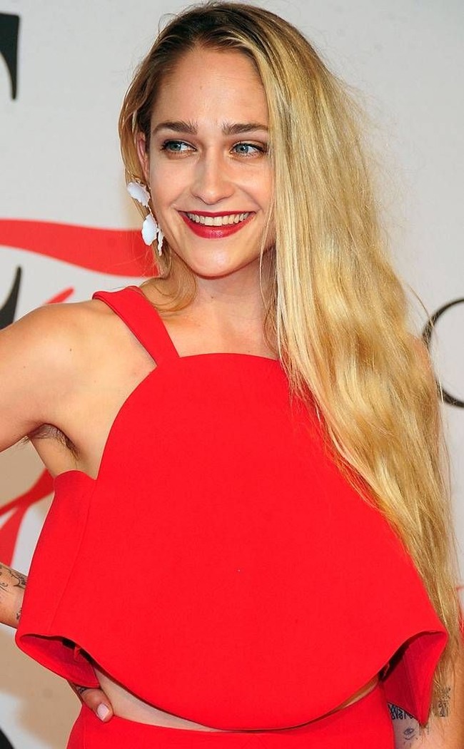 Artis cantik Jemima Kirke tampil mempesona di CFDA Fashion Awards 2015 silam. Namun ada yang unik dari penampilannya. Aktris 33 tahun itu tampil dengan pamer bulu ketiak.  Foto: Getty Images