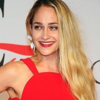 Artis cantik Jemima Kirke tampil mempesona di CFDA Fashion Awards 2015 silam. Namun ada yang unik dari penampilannya. Aktris 33 tahun itu tampil dengan pamer bulu ketiak.  Foto: Getty Images