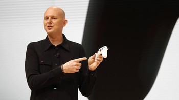 Controller ini bak jadi perwujudan Stadia yang sebenarnya tak punya bentuk -- karena bukan sebuah konsol melainkan layanan cloud gaming. (Foto: REUTERS/Stephen Lam)
