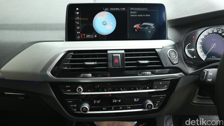Head unit pada BMW X3. Foto: Dina Rayanti Head unit pada BMW X3. Foto: Dina Rayanti