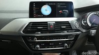 Konsumsi bahan bakar yang tercatat menurut pengetesan BMW sebesar 13,5 km/l. Soal harga, BMW X3 sDrive20i dibanderol lebih rendah dari varian luxury yaitu Rp 909 juta off the road. Sementara X3 xDrive20i ditawarkan dengan harga Rp 1,039 miliar off the road.