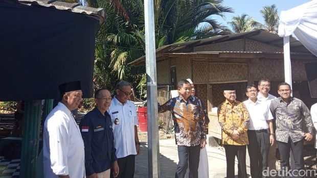 900 Lampu Tenaga Surya Terangi Jalan di Kabupaten Bogor