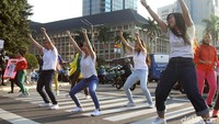 Pesan #SelamatDiJalan disuarakan melalui performing arts atau seni pertunjukan dengan menampilkan tarian yang memperagakan tindakan tertib berlalu lintas .