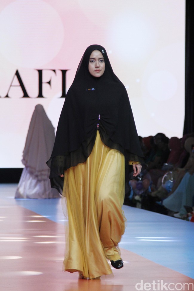 Hadir pula Fairuz A. Rafiq yang terlihat begitu anggun mengenakan busana syari bertabur payet cantik.  Istri Sonny Septian ini tak sering berjalan di catwalk, sehingga penampilannya ditunggu para penonton yang hadir. Foto: Mohammad Abduh/Wolipop