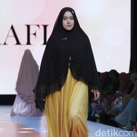 Hadir pula Fairuz A. Rafiq yang terlihat begitu anggun mengenakan busana syari bertabur payet cantik.  Istri Sonny Septian ini tak sering berjalan di catwalk, sehingga penampilannya ditunggu para penonton yang hadir. Foto: Mohammad Abduh/Wolipop