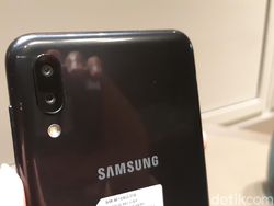 Unboxing Galaxy M10, Smartphone Rp 1 Jutaan dari Samsung