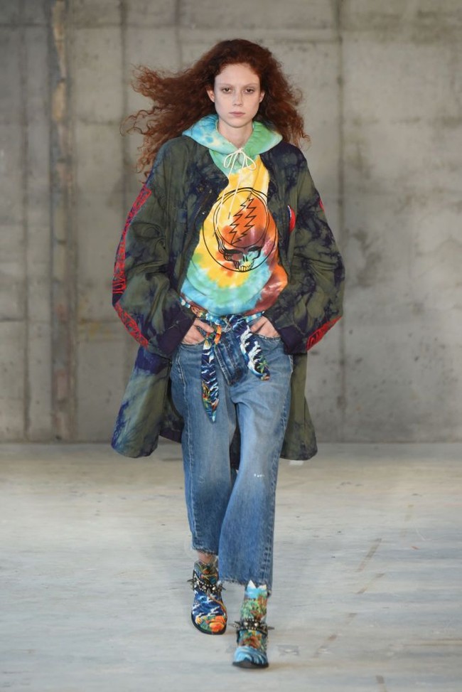 Fashion show Louis Vuitton pada Oktober 2018 menjadi penampilan terakhirnya sebagai model perempuan sebelum menjalani operasi hormonol. Kala itu, Louis Vuitton memanggungkan banyak model LGBT untuk memeragakan koleksi tersebut. Foto: Getty Images