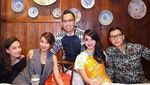 Pose Cantik Tsania Marwa Saat Mencicip Makanan Enak Bareng Sahabat