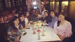 Pose Cantik Tsania Marwa Saat Mencicip Makanan Enak Bareng Sahabat