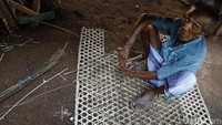 Liman yang tinggal di Pulau Papagarang, Manggarai Barat, NTT, setiap harinya mengerjakan bubu atau perangkap ikan dan hasil laut lainnya. Di desa itu hanya dia yang mampu membuat bubu.