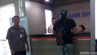 Money changer buka di hari kerja Senin-Jumat mulai pukul 08.00 WITA sampai 18.00 WITA.