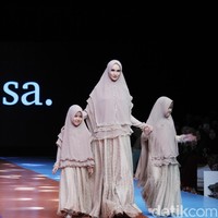 Sudah kali keempat, Si.Se.Sa menggelar fashion show tunggal. Brand busana syari tersebut kerap menggandeng selebriti di panggung catwalk. Dihelat di The Tribrata, Jakarta Selatan, Selasa (19/03/2019), acara tersebut kembali dihadiri para artis hingga pejabat dari berbagai daerah. Foto: Mohammad Abduh/Wolipop