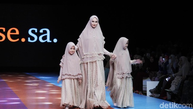 Sudah kali keempat, Si.Se.Sa menggelar fashion show tunggal. Brand busana syari tersebut kerap menggandeng selebriti di panggung catwalk. Dihelat di The Tribrata, Jakarta Selatan, Selasa (19/03/2019), acara tersebut kembali dihadiri para artis hingga pejabat dari berbagai daerah. Foto: Mohammad Abduh/Wolipop