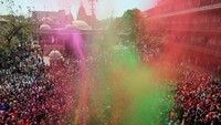 Festival digelar dalam rangka menyambut musim semi. REUTERS/Amit Dave.