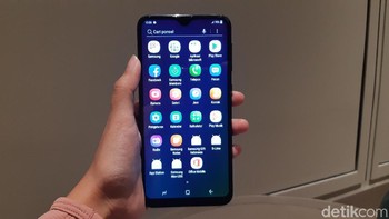 Smartphone ini dibanderol dengan harga Rp 1.699 juta. Penjualan Galaxy M10 akan dimulai pada 27-31 Maret 2019 lewat e-commerce Lazada, JD.id, Blibli, Erafone dan Telesindoshop. (Foto: detikINET/Virgina Maulita Putri)