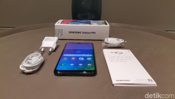 Dalam paket penjualannya terdapat charger, earphone, kabel USB micro, buku panduan dan SIM card ejector. (Foto: detikINET/Virgina Maulita Putri)