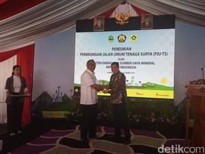 900 Lampu Tenaga Surya Terangi Jalan di Kabupaten Bogor