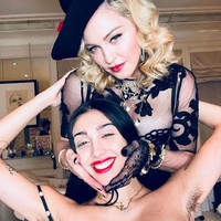 Tidak cukur ketiak pun ditiru oleh putri Madonna, Lourdes Leon. Saat merayakan tahun baru 2018, model dan penyanyi 22 tahun itu berpose pamer ketiak bersama sang ibu.  Foto: Instagram.
