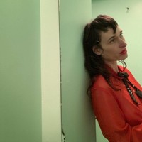 Selain Zumi, sejumlah selebriti kenamaan seperti Saoirse Ronan, Salma Hayek, hingga Lou Doillon juga pernah memakainya. Foto: Instagram @fangusz666