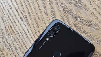 Kamera ganda terpasang di bagian belakang. Komposisinya 12 MP dan 2 MP. Foto: Sina Mobile