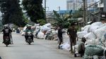 Bangunan Liar dan Sampah Plastik Berjejer di Bantaran BKB