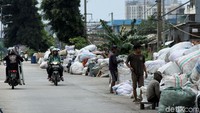 Banyaknya tumpukan karung sampah plastik dan bangunan liar di bantaran kali Banjir Kanal Barat membuat kawasan itu terlihat kumuh.