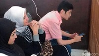 Duduk di bangku pengunjung, Inneke nampak serius mendengarkan pembacaan vonis sang suami.