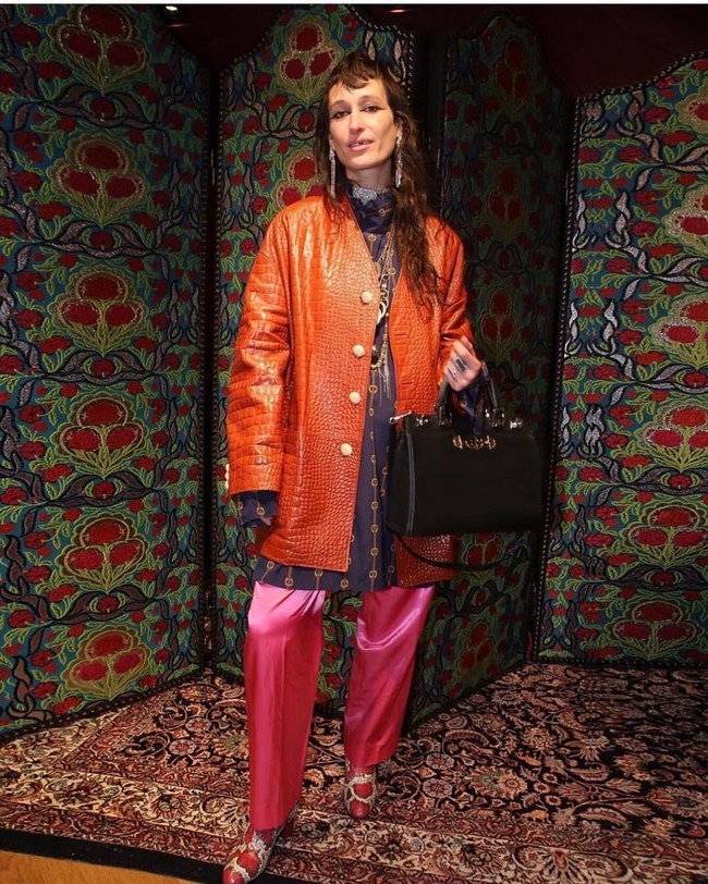 Nama Zumi sendiri diambil dari seorang wanita bernama Zumi Rosow yang menjadi inspirasi tas seharga $5,500 atau sekitar Rp 77 jutaan. Namun tak seperti tampilan tas yang terlihat formal, sosok yang menjadi muse tas Gucci tersebut berkarakter nyentrik. Foto: Instagram @fangusz666