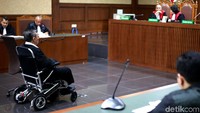 Kakek berusia 72 tahun itu nampak mengenakan kursi roda saat tiba dan menjalani sidang di Pengadilan Tipikor, Jakarta.