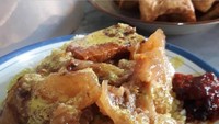 Wuih… koyornya menggiurkan ya? Ditambah gudeg dan sambal goreng. Kebayang enaknya. Foto: Instagram @budhiprastt