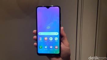 Galaxy M10 hadir dengan sistem operasi Android Oreo 8.1.  (Foto: detikINET/Virgina Maulita Putri)