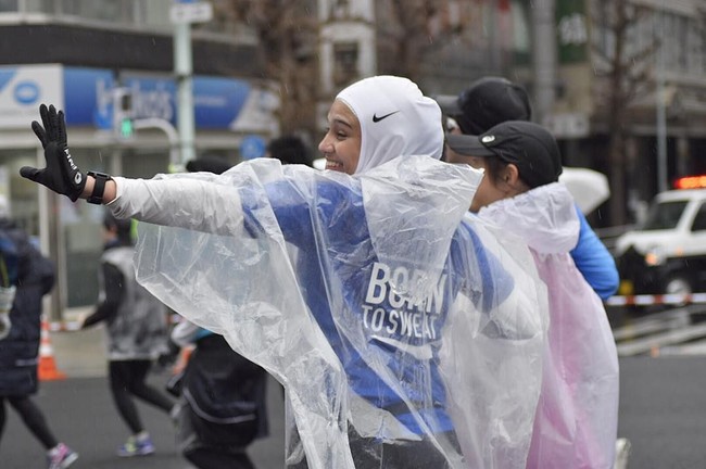 Zeezee Shahab dan Soraya Larasati mengikuti Tokyo Maraton di awal Maret 2019. Mereka juga kompak memakai hijab saat berlari puluhan kilometer. Foto: Instagram