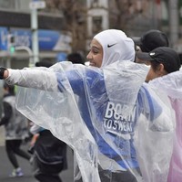 Zeezee Shahab dan Soraya Larasati mengikuti Tokyo Maraton di awal Maret 2019. Mereka juga kompak memakai hijab saat berlari puluhan kilometer. Foto: Instagram