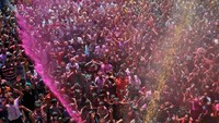 Ratusan umat Hindu di India tumpah ruah di Festival Holi, Rabu (20/3/2019). REUTERS/Amit Dave.