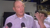 Seorang senator Australia bernama Fraser Anning juga pernah menjadi sasaran pelemparan telur. Saat itu ia diketahui membuat pernyataan menyalahkan imigran Muslim atas teror di Christchurch, New Zealand (Selandia Baru) pada tahun 2019 lalu. Pernyataan Anning juga memicu aksi nekat seorang remaja berusia 17 tahun bernama Will Connolly yang saat ini dikenal dengan sebutan Egg Boy. Connolly mengepruk kepala Anning yang sedang diwawancara media dengan menggunakan telur hingga telur tersebut pecah berantakan ke pakaian Anning. Foto: DW (News).