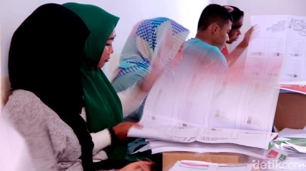 Sortir Kertas Suara Pemilu, KPU Maros Temukan 8.107 Lembar Rusak