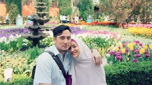 Menikah 20 Tahun, Kemesraan Cindy Fatika Sari-Firman Tetap Awet