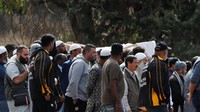 Di antara mereka yang dikubur adalah seorang pengungsi Suriah berusia 15 tahun Hamza Mustafa dan ayahnya, Khalid (44). Mereka baru saja tiba di Selandia Baru enam bulan sebelum mereka terbunuh. REUTERS/Jorge Silva.