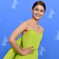 Pemberikan cek kepada supirnya, Sunil, dan ART yang bernama Anmol sebagai ungkapan rasa terima kasih karena sudah menemani hari-harinya enam tahun lamanya. Foto: Getty Images