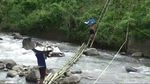 Warga Bantu Evakuasi Bangkai Heli yang Jatuh di Tasik