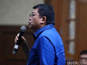Lucas Akan Tuntut KPK soal Pemblokiran Rekening